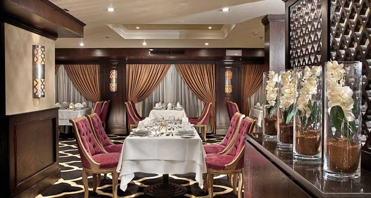 Ein luxuriöses Esszimmer mit elegant gedeckten Tischen und opulenter Dekoration.