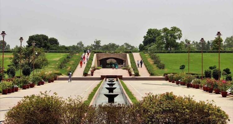 Großer Garten mit Wegen und spazierenden Menschen.