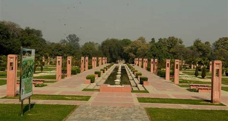 Symmetrischer Garten mit Gehwegen und Springbrunnen.