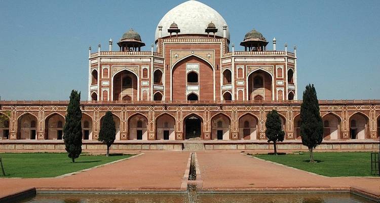 Großes historisches Denkmal mit kunstvoller Architektur.