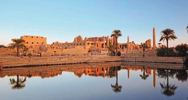 Panoramablick auf den Karnak-Tempel mit Spiegelungen auf dem Wasser.