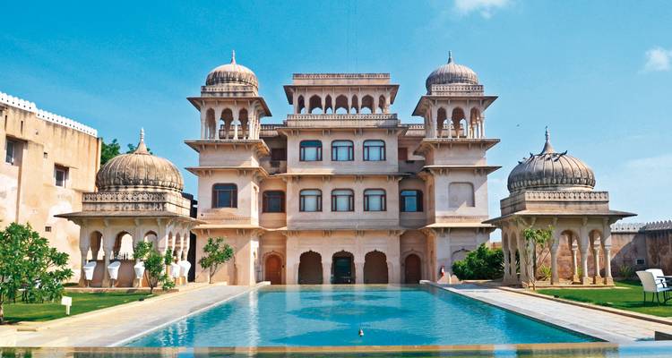 Elegantes Gebäude mit einem Pool davor.