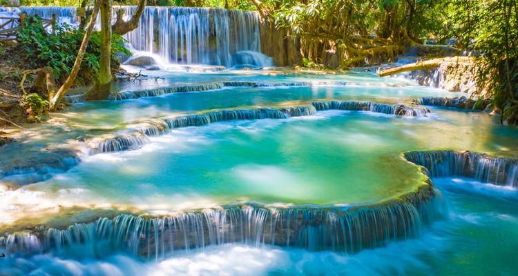Les bassins turquoise en cascade de la Chute d'eau de Kuang Si dégringolent à travers la jungle luxuriante