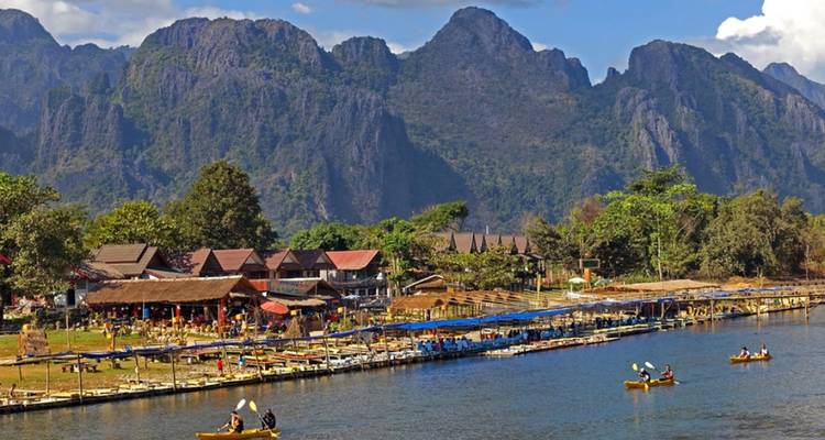Les montagnes karstiques dominant la ville riveraine et les ponts en bambou de Vang Vieng