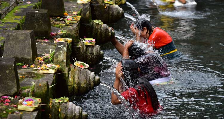 Menschen, die an einem traditionellen Wasserreinigungsritual teilnehmen.