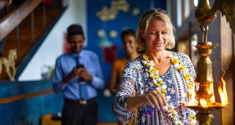 Menschen, die an einer kulturellen Zeremonie mit traditionellen Dekorationen teilnehmen.