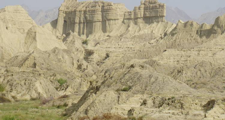 Kaal landschap met ruige rotsformaties.