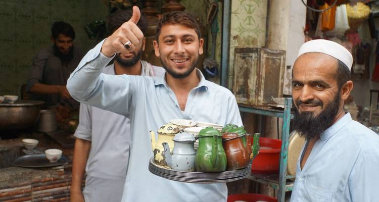 Mannen die thee serveren in een traditionele omgeving.