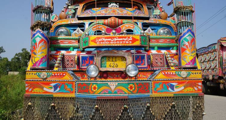 Kleurrijke versierde vrachtwagen met ingewikkelde ontwerpen.