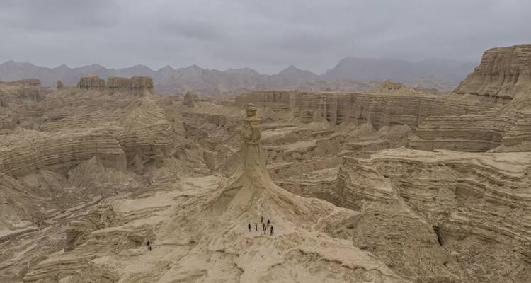 Rotsachtig landschap met unieke formaties en mensen die aan het verkennen zijn.