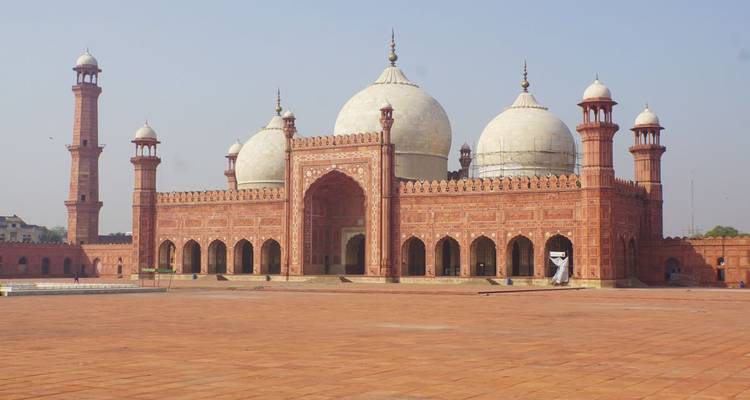 Historische moskee met grote koepels en minaretten.