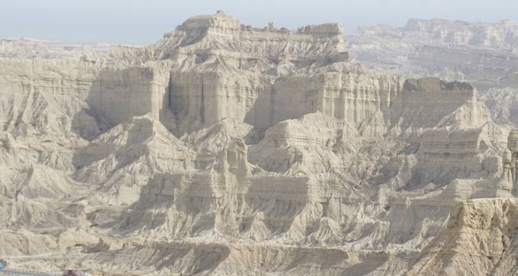 Kale, ruige berglandschap met ingewikkelde formaties.