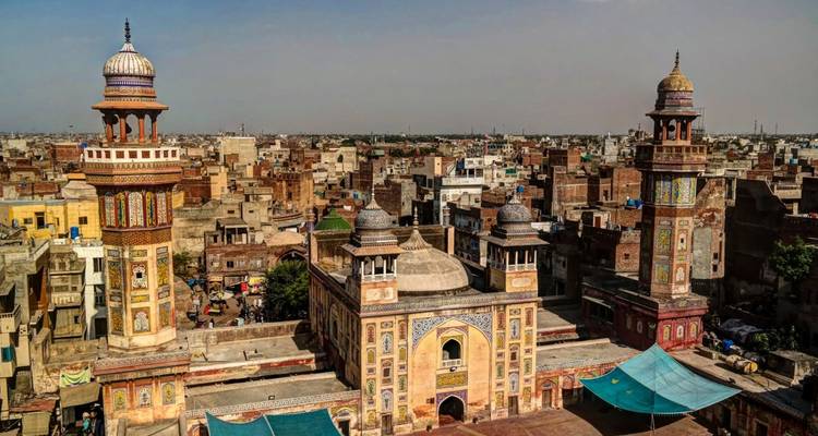 Historische moskee omgeven door stedelijk landschap.