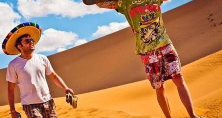 Zwei Menschen in der Wüste, einer trägt einen Sombrero.