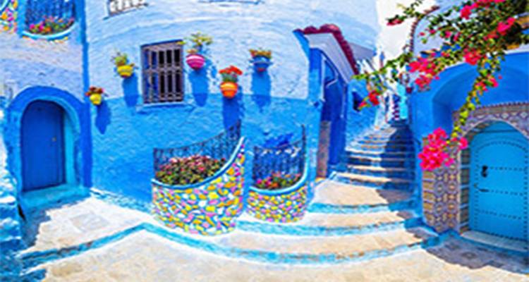 Lebendige blaue Straße mit bunten Töpfen und Mosaikfliesen.