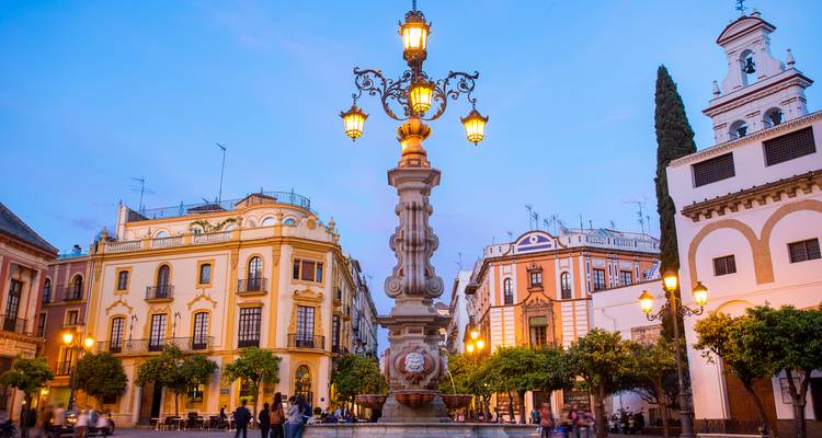 Een levendig stadsplein met mensen en historische architectuur.