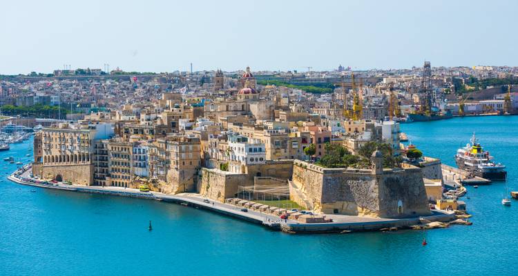 Versterkte historische stad op een schiereiland omringd door de zee.