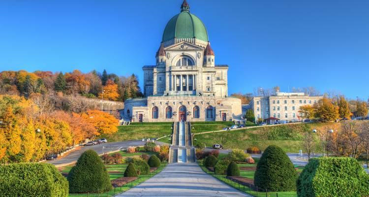 El Oratorio de San José en Montreal en un brillante día de otoño.