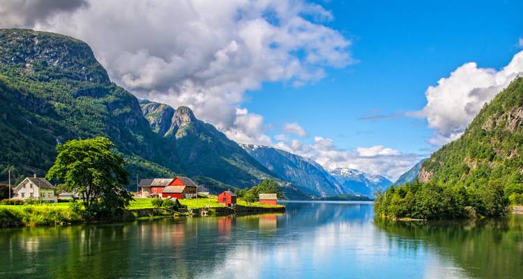 Schilderachtig fjordenlandschap met bergen en een kalme rivier.