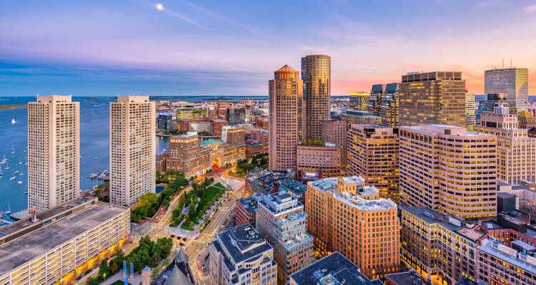 Horizonte del centro de Boston al atardecer con vista del malecón.