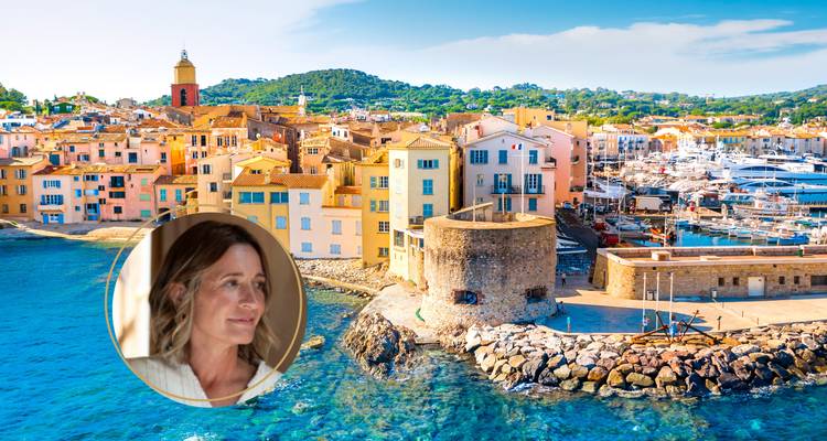 Sonnenbeschienenes Küstendorf mit pastellfarbenen Häusern und Hafen, überlagert von einem Frauenporträt.