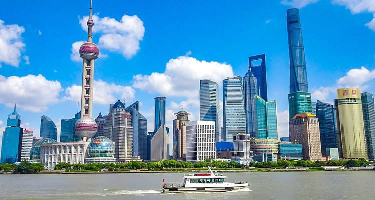 Shanghai Skyline mit ikonischen Wolkenkratzern und Kreuzfahrtschiff.