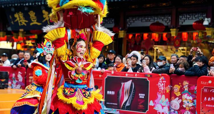 Farbenfrohe traditionelle chinesische Löwentanzaufführung, die eine Menschenmenge in einer geschmückten Straße fesselt.