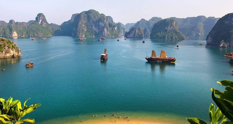 Schilderachtig uitzicht op Halong Bay met traditionele boten en karstformaties.