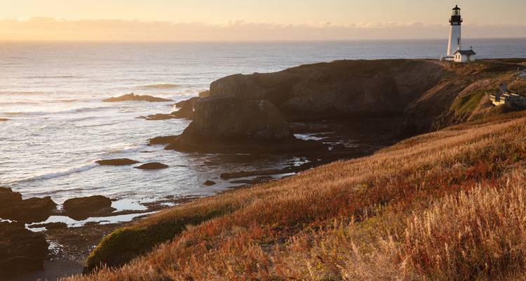 Faro en una costa escarpada con vista al océano.