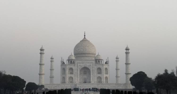 De Taj Mahal bij dageraad met een mistige achtergrond.
