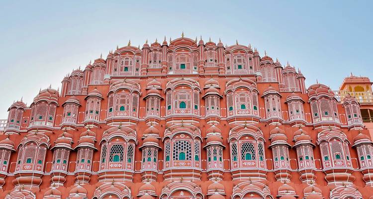 De gevel van Hawa Mahal met ingewikkelde ramen, Jaipur.