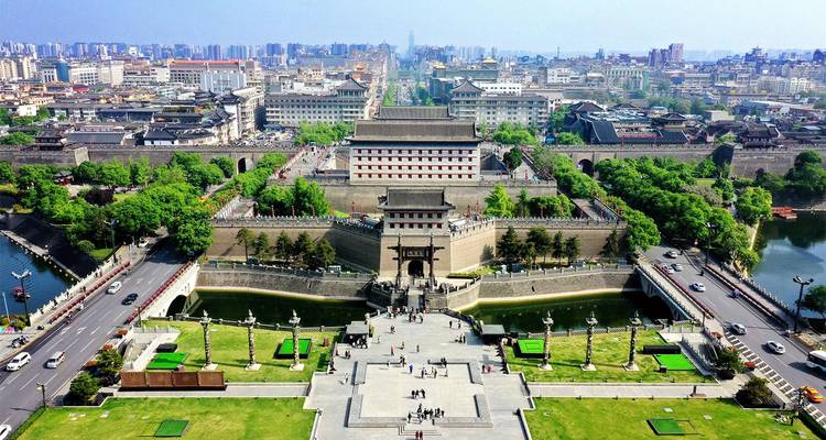 Vue panoramique de la porte de la ville antique fortifiée de Xi'an avec des avenues symétriques et des espaces verts