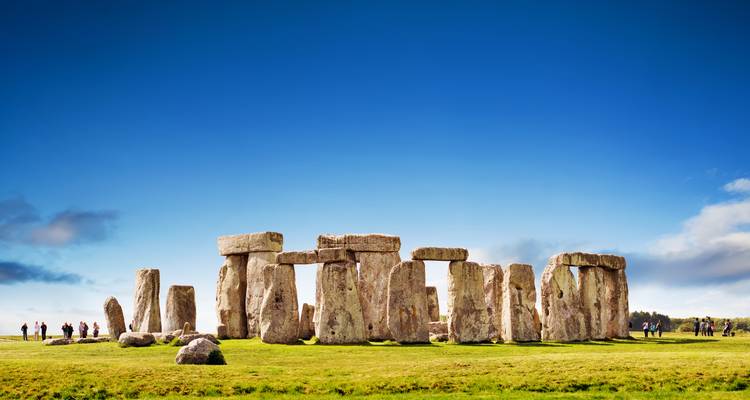 Stonehenge en un día despejado en Inglaterra.