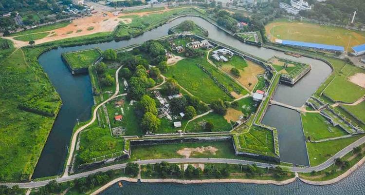 Luchtfoto van een stervormig kustverschansing omringd door grachten en weelderig groen