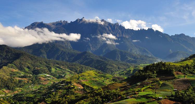 Paisaje montañoso pintoresco con vegetación exuberante.