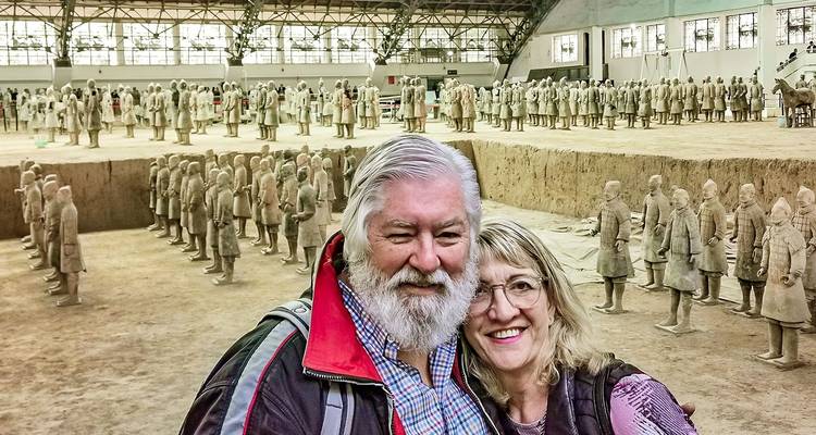 Paar posiert vor den Terrakotta-Kriegern in Xi'an.