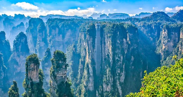 Spektakulärer Blick auf Zhangjiajies hoch aufragende Sandsteinpfeiler.