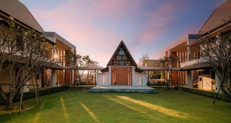 Moderne Architektur mit Sonnenuntergangsfarben am Himmel.