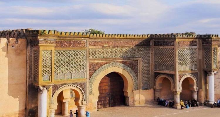 Portail complexe d'une structure historique avec des décorations détaillées.