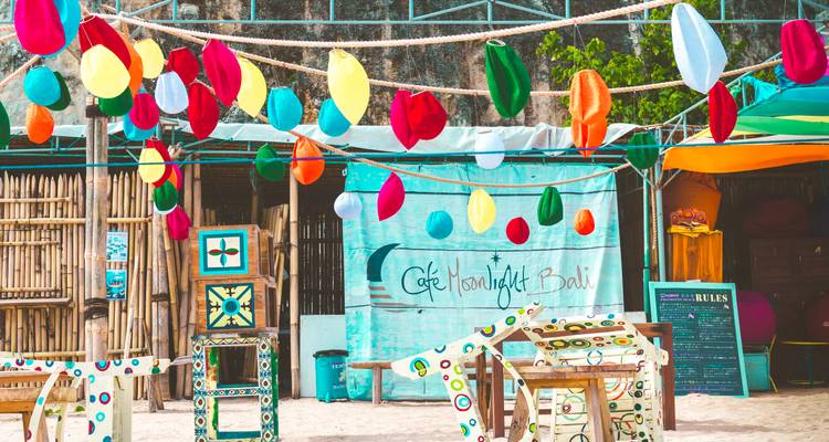 Café de plage coloré avec des décorations vives et des sièges.