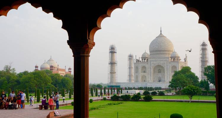 Blick auf das Taj Mahal durch einen Torbogen.