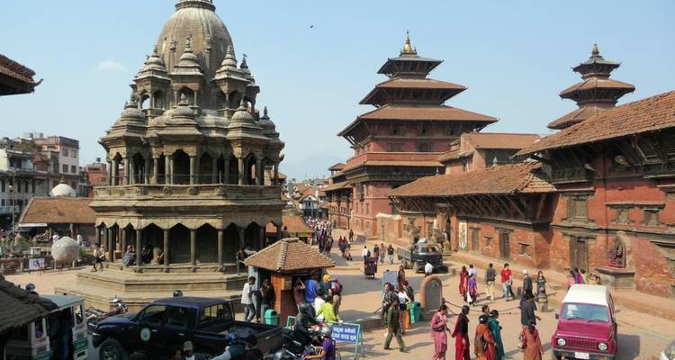 Une place animée avec des temples anciens et des gens qui se promènent.