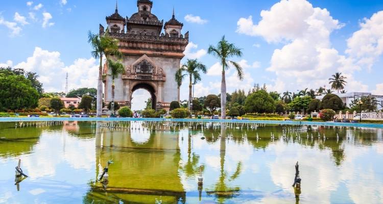 Boogmonument met reflectie in het water