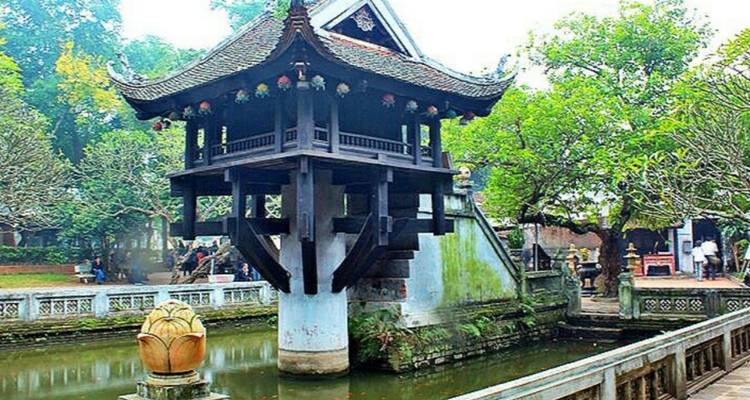 Historische houten pagode op palen