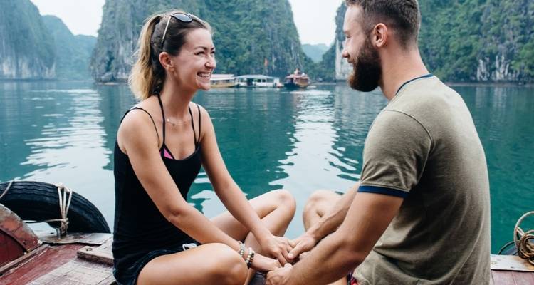 Stel dat glimlacht op een boot met karstbergen