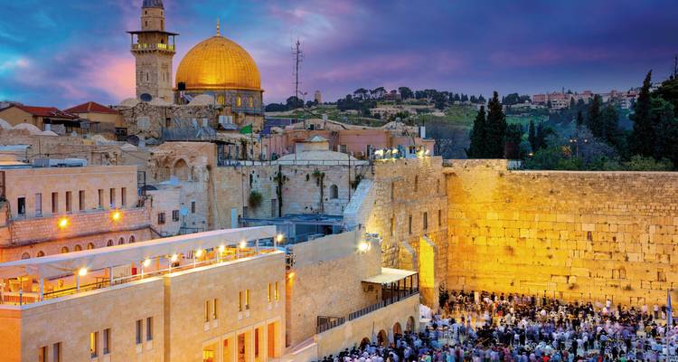 Klagemauer und Goldene Kuppel mit einer großen Menschenmenge bei Sonnenuntergang.