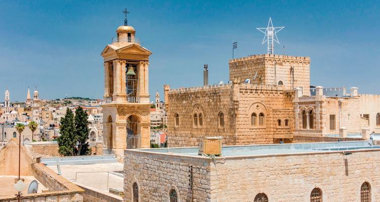 Bethlehem-Skyline mit historischen Gebäuden und einem markanten Glockenturm.