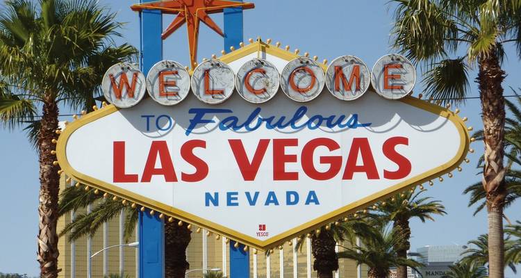 Beroemd welkomstbord van Las Vegas omringd door palmbomen.
