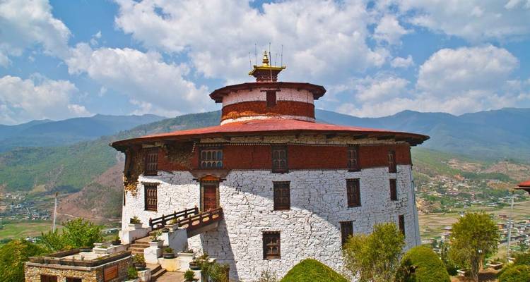 Rinpung Dzong met bergachtige achtergrond.