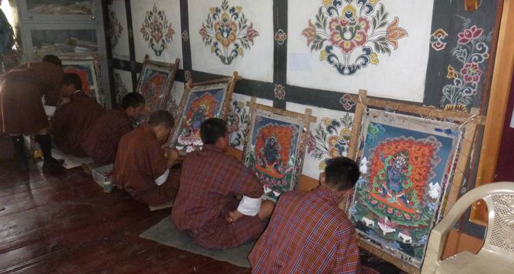 Bhutanese kunstenaars die traditionele kunst binnenshuis schilderen.